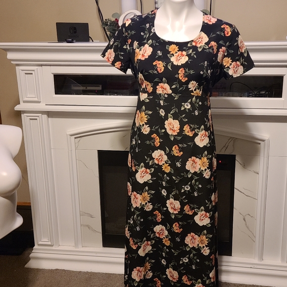 Um & Company Dresses & Skirts - Womens floral floor length dress!